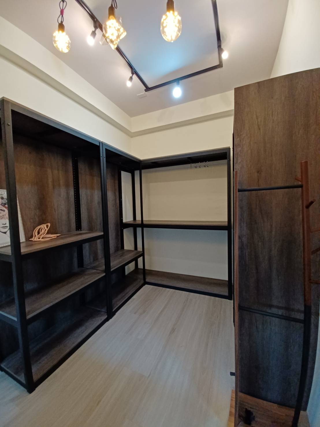 開放式衣櫃怎麼選？2025 開放式衣櫃材質、尺寸、規劃、案例完整指南